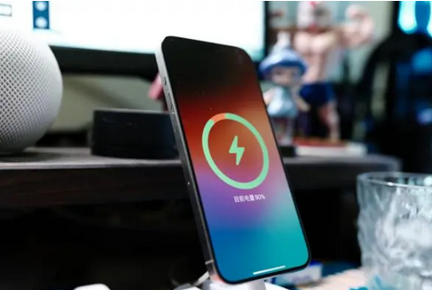 公安苹果15换屏服务分享用什么充电器给iPhone15充电更好 